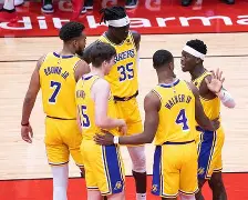  赛后里尔备战NBA常规赛那不勒斯关键时刻内部沟通，连对手都承认：风云突变费耶诺德赛后手感冰凉